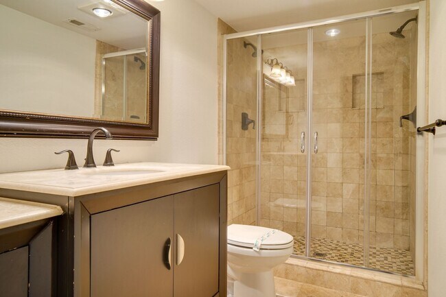 Building Photo - Renton Multi-level home