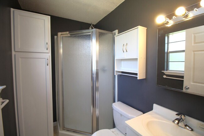 Building Photo - Gulf Breeze Rental: 3 Bedroom Brick Home w...