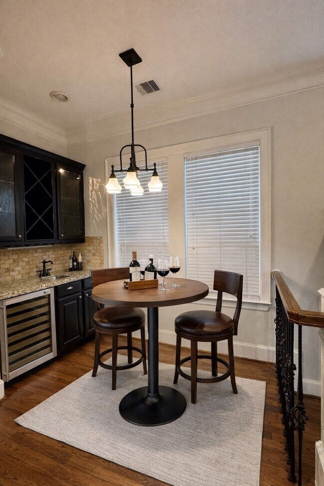 Building Photo - 840 Alexander St