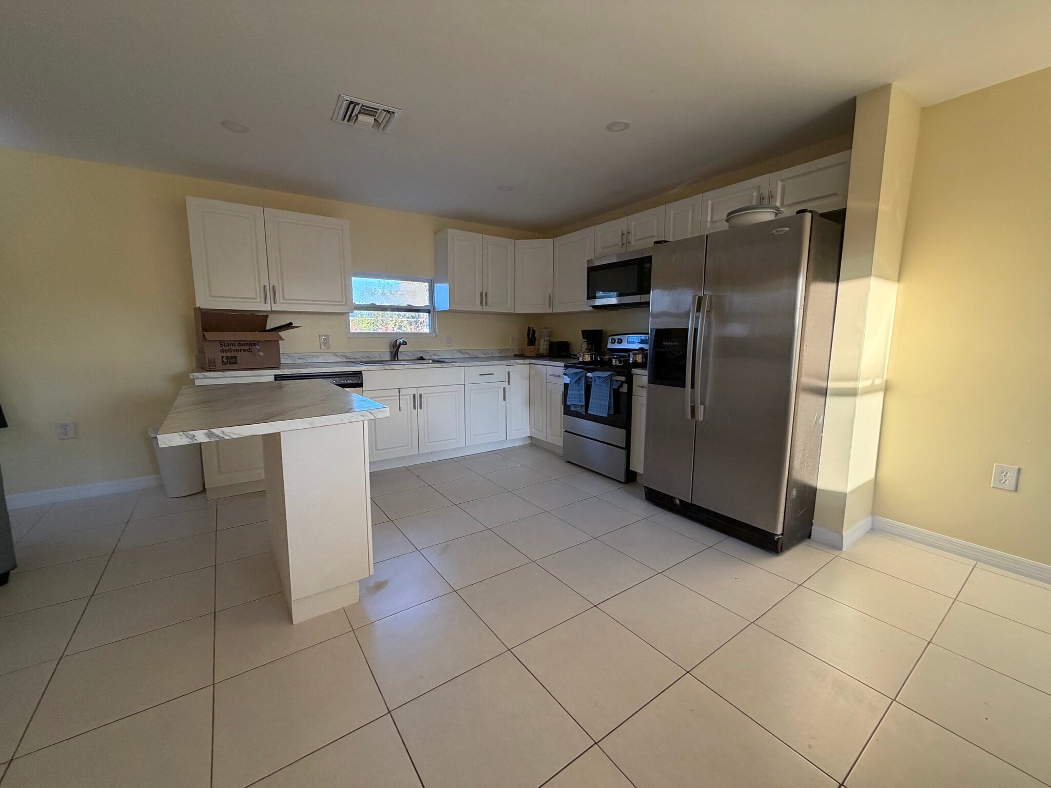 Dining room leading to kitchen - 3633 SE 20th Ter