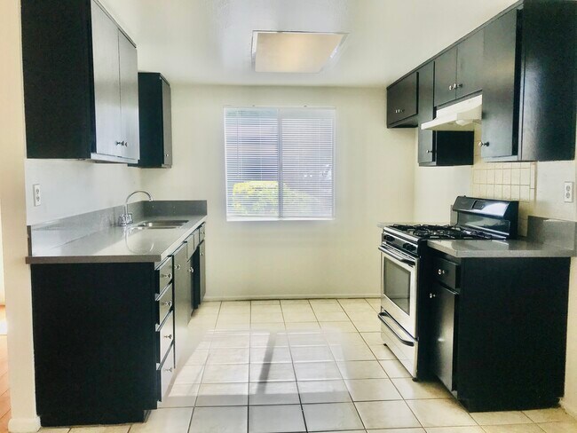 Building Photo - 422 S Garfield Ave