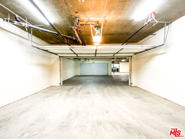 Building Photo - 904 E Windsor Rd