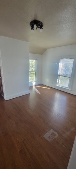 Building Photo - 865 W 5th St