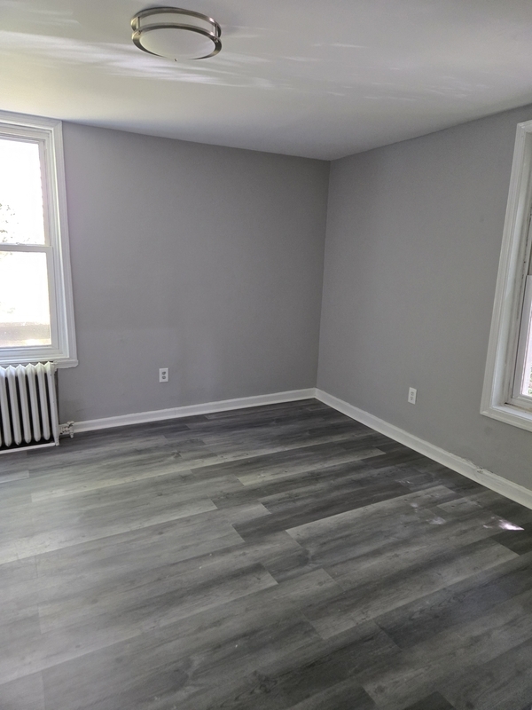 Building Photo - 516 W Queen Ln