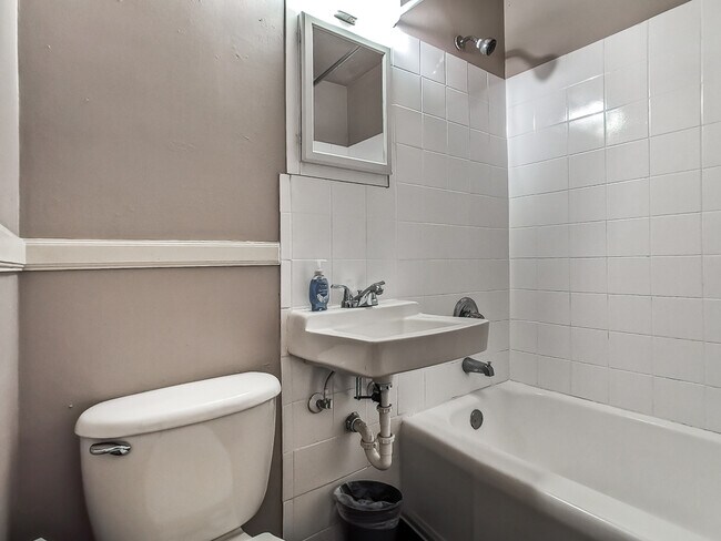 Building Photo - 1207 W 45th St