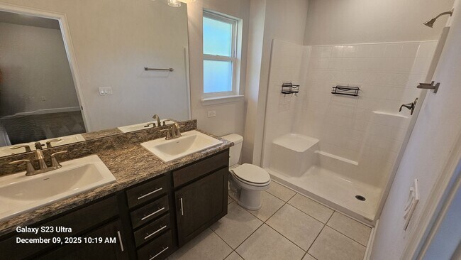 Building Photo - Warm & Inviting Home