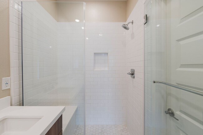 Building Photo - Newer townhome rental located in the gated One Seven Eight community!
