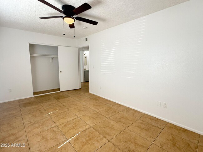 Building Photo - 498 E Mesquite Ave