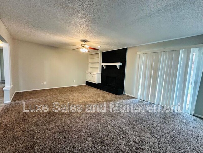 Building Photo - 11701 N Lee Ave