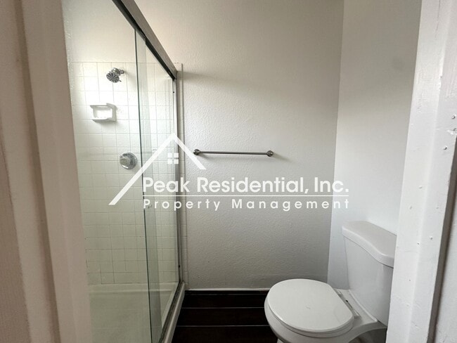 Building Photo - Spacious 3bd/2ba House with 2 Car Garage