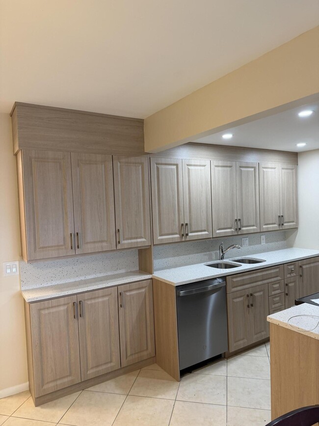 Building Photo - 4067 Yarmouth E