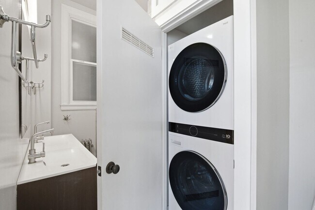 Building Photo - 1405 Van Ness Ave