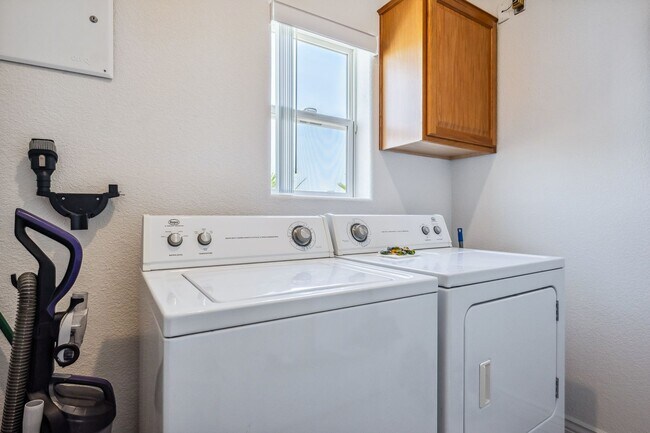 Building Photo - 3 BR + Bonus, Fully furnished, Includes Ut...
