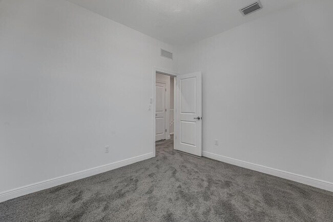 Building Photo - 930 SW Pr Ave