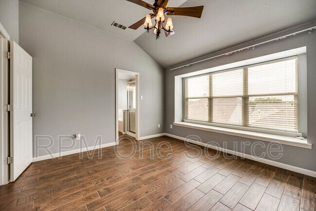 Building Photo - 300 Creekside Dr