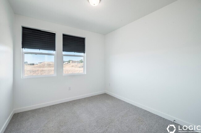 Building Photo - 754 W Blue Magic Ln