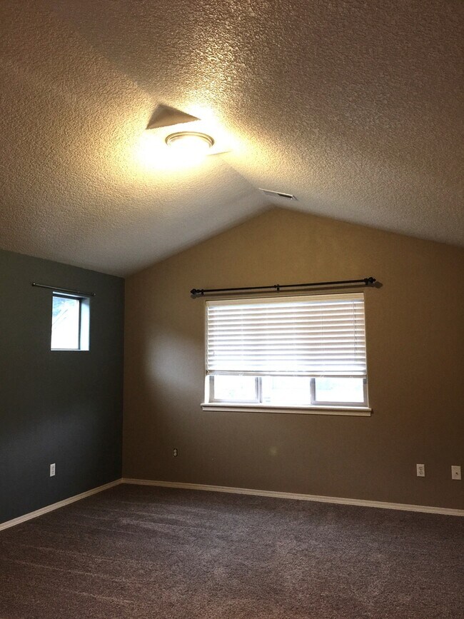 Building Photo - Spacious 3-Bedroom, 2.5-Bath Home in a Con...