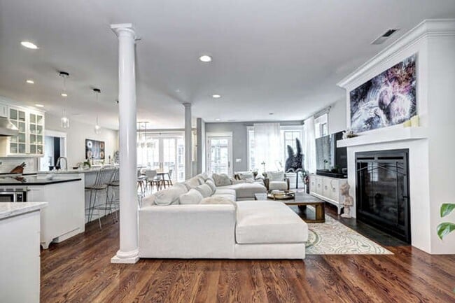 Building Photo - Beautiful Luxury Home Available in Boulder