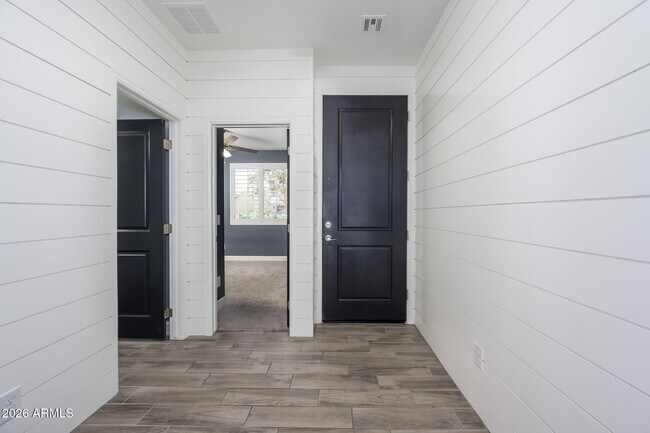 Building Photo - 542 E Bamboo Ln