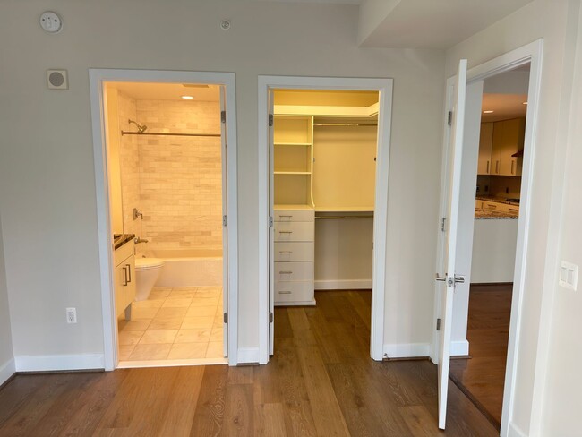 Building Photo - Stunning 2 bed (Primary bedroom + den w/cl...