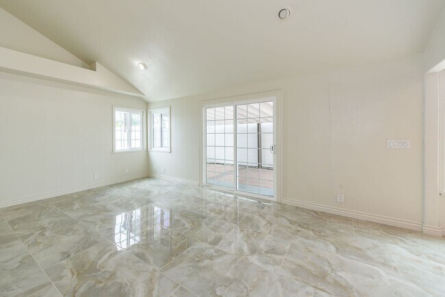 Building Photo - Your Newly Renovated Huntington Beach Oasi...