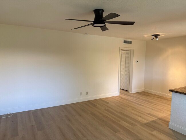 Building Photo - 1423 Holly Heights Dr