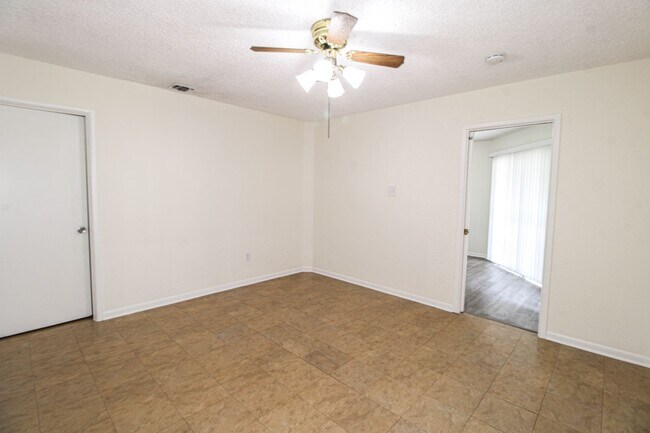 Building Photo - 2729 Christian Dr