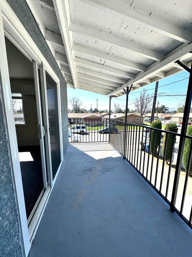 Building Photo - 728 E Grand Ave