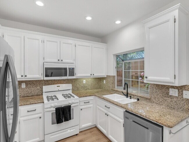 Building Photo - 3-Bed Bright Morgan Hill Home in a Desirable Neighborhood