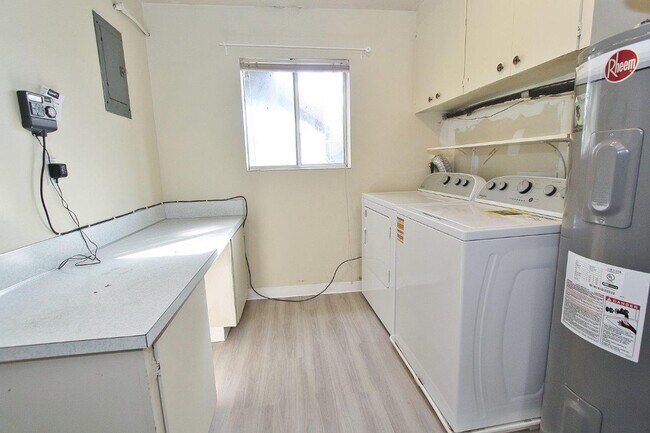 Building Photo - Spacious Home in Quiet Neighborhood