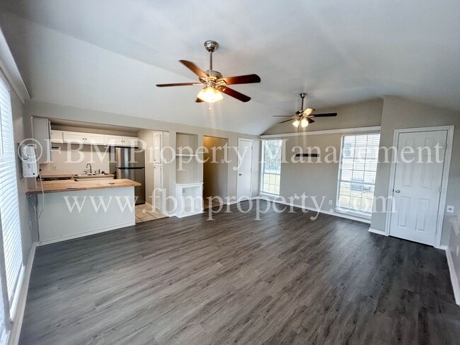 Building Photo - 105 E Margurite Ln