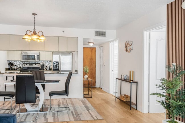 Building Photo - 1 SE 12th St