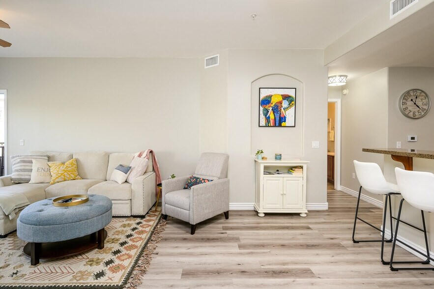 Building Photo - 5350 E Deer Valley Dr
