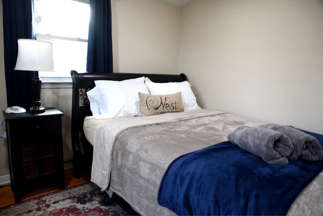 Building Photo - 2346 Pine St