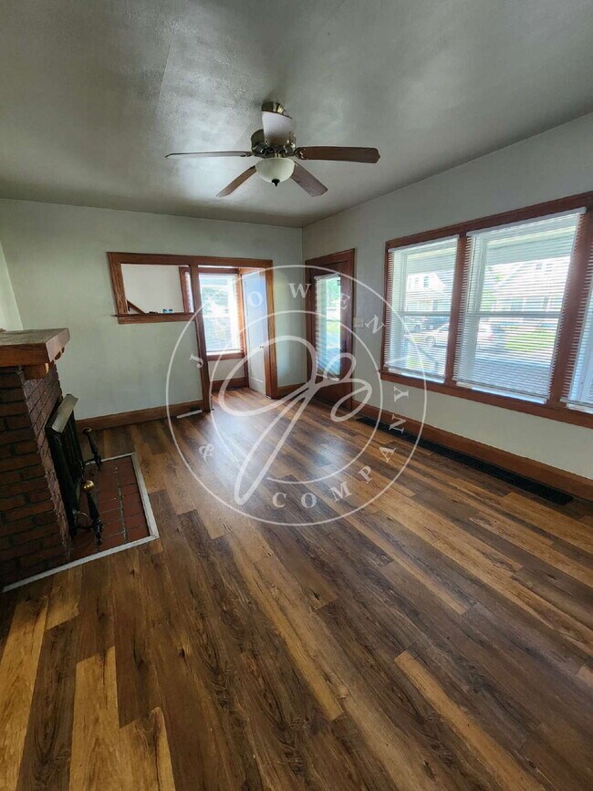 Building Photo - 3 bed 1 bath in West Toledo!- Many updates...
