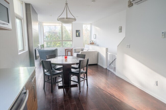 Building Photo - 3Bd/3.25Ba Seattle