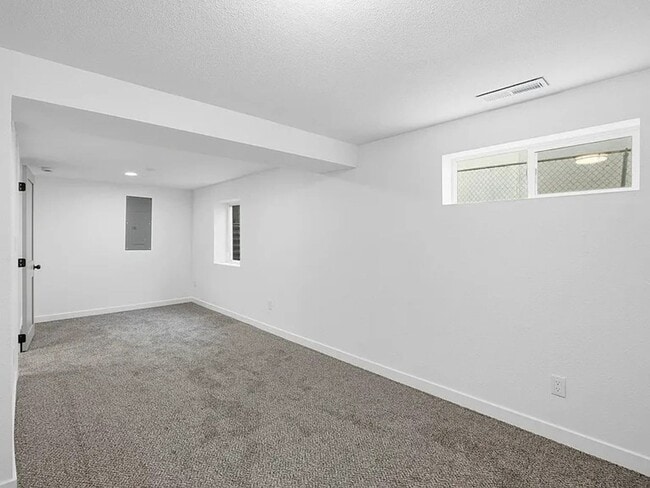 Building Photo - North Spokane 4 Bed, 2 Bath Single Family Home Available Now!