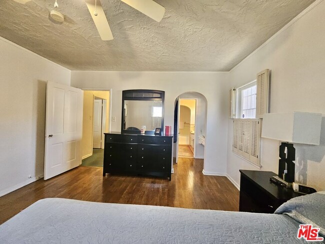 Building Photo - 2211 W 78th Pl