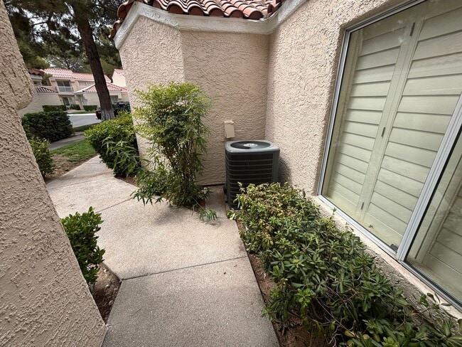 Building Photo - Beautiful 3 bed 2.5 bath townhouse in Spanish Trails!