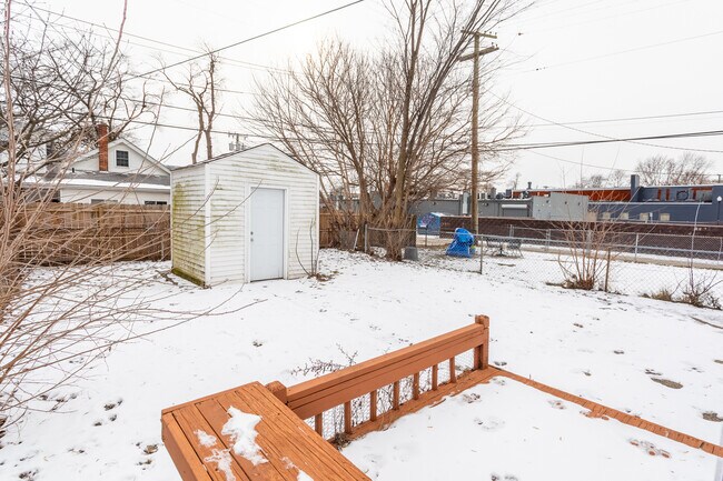 Building Photo - 34 E Elza Ave