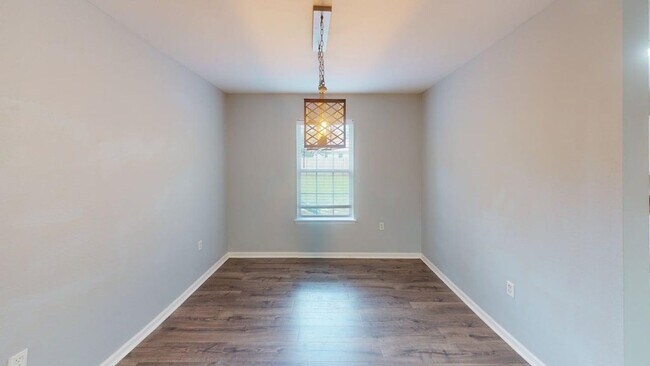 Building Photo - 910 Ave A