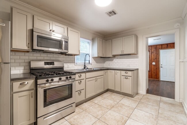 Building Photo - Fully Remodeled Home on a Cul-de-Sac - 2 B...