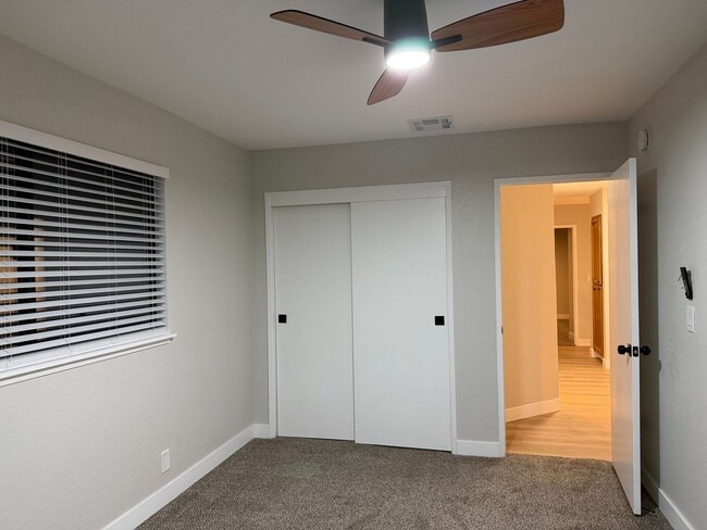 Building Photo - Please Contact VAUGHN REALTY to set up an appointment 760-446-6561