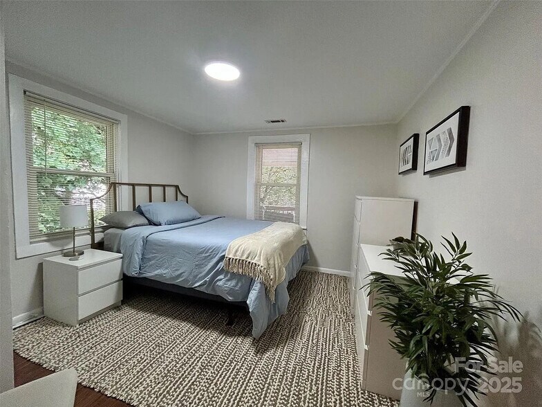 Building Photo - Room in Duplex on Charles Ave