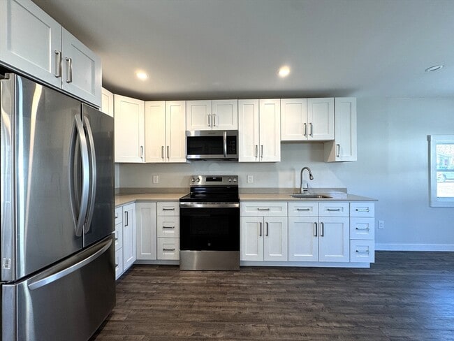 Building Photo - 142 Main St