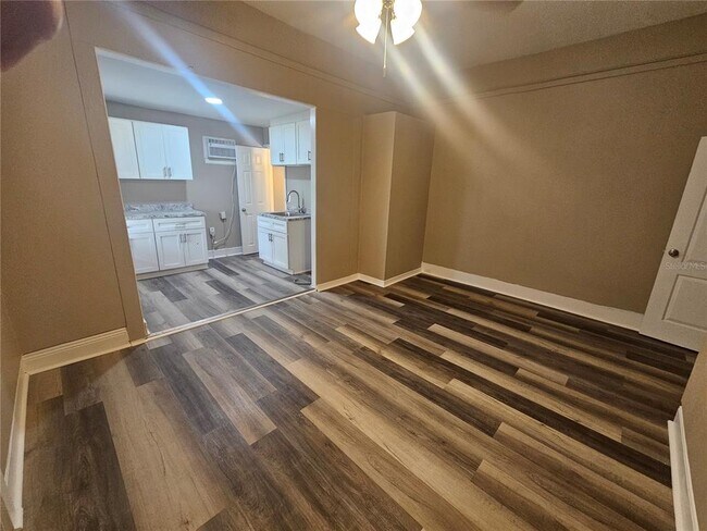 Building Photo - 318 E Tarpon Ave
