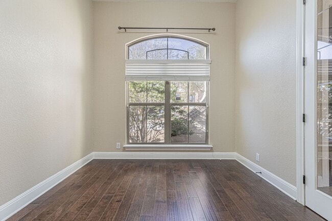 Building Photo - GORGEOUS 4 BED / 2 BATH HOUSE FOR RENT!