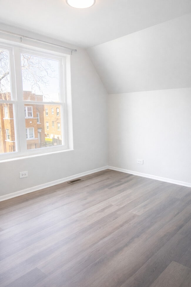 Building Photo - 1249 S Kolin Ave