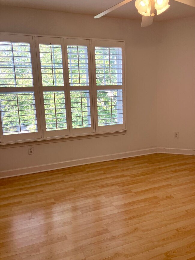 Building Photo - Holiday PRICE DROP! Corner lot townhome near Percy Priest Lake