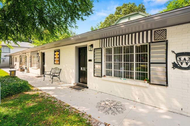 Building Photo - Charming One Bed One Bath In the Garden Di...